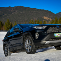 Toyota RAV4 AWD-e supertest sneg (16 of 23).jpg