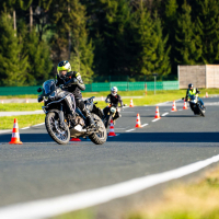 AMZS napredne tehnike vožnje in napredne tehnologije z video-analizo vožnje motorista - na motorju 2026
