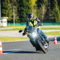 AMZS napredne tehnike vožnje in napredne tehnologije z video-analizo vožnje motorista - na motorju 2026