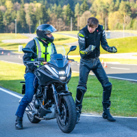 AMZS napredne tehnike vožnje in napredne tehnologije z video-analizo vožnje motorista - na motorju 2026