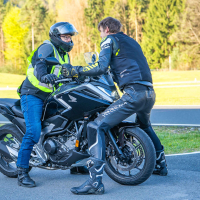 AMZS napredne tehnike vožnje in napredne tehnologije z video-analizo vožnje motorista - na motorju 2026