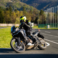 AMZS napredne tehnike vožnje in napredne tehnologije z video-analizo vožnje motorista - na motorju 2026
