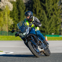 AMZS napredne tehnike vožnje in napredne tehnologije z video-analizo vožnje motorista - na motorju 2026