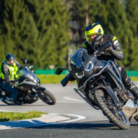 AMZS napredne tehnike vožnje in napredne tehnologije z video-analizo vožnje motorista - na motorju 2026