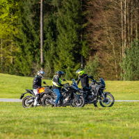 AMZS napredne tehnike vožnje in napredne tehnologije z video-analizo vožnje motorista - na motorju 2026