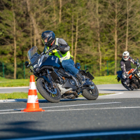AMZS napredne tehnike vožnje in napredne tehnologije z video-analizo vožnje motorista - na motorju 2026