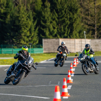 AMZS napredne tehnike vožnje in napredne tehnologije z video-analizo vožnje motorista - na motorju 2026