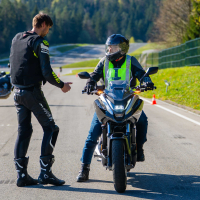 AMZS napredne tehnike vožnje in napredne tehnologije z video-analizo vožnje motorista - na motorju 2026