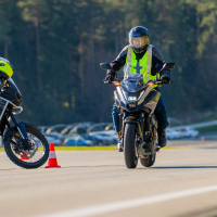 AMZS napredne tehnike vožnje in napredne tehnologije z video-analizo vožnje motorista - na motorju 2026