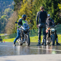 AMZS napredne tehnike vožnje in napredne tehnologije z video-analizo vožnje motorista - na motorju 2026