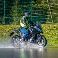 AMZS napredne tehnike vožnje in napredne tehnologije z video-analizo vožnje motorista - na motorju 2026