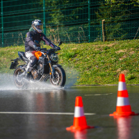AMZS napredne tehnike vožnje in napredne tehnologije z video-analizo vožnje motorista - na motorju 2026