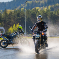 AMZS napredne tehnike vožnje in napredne tehnologije z video-analizo vožnje motorista - na motorju 2026