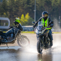 AMZS napredne tehnike vožnje in napredne tehnologije z video-analizo vožnje motorista - na motorju 2026