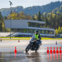 AMZS napredne tehnike vožnje in napredne tehnologije z video-analizo vožnje motorista - na motorju 2026