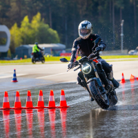 AMZS napredne tehnike vožnje in napredne tehnologije z video-analizo vožnje motorista - na motorju 2026