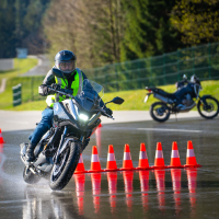 AMZS napredne tehnike vožnje in napredne tehnologije z video-analizo vožnje motorista - na motorju 2026