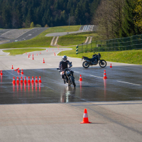 AMZS napredne tehnike vožnje in napredne tehnologije z video-analizo vožnje motorista - na motorju 2026