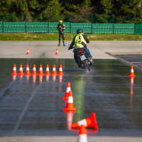 AMZS napredne tehnike vožnje in napredne tehnologije z video-analizo vožnje motorista - na motorju 2026