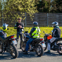 AMZS napredne tehnike vožnje in napredne tehnologije z video-analizo vožnje motorista - na motorju 2026