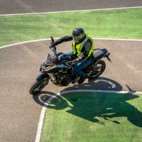 AMZS napredne tehnike vožnje in napredne tehnologije z video-analizo vožnje motorista - na motorju 2026