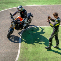 AMZS napredne tehnike vožnje in napredne tehnologije z video-analizo vožnje motorista - na motorju 2026