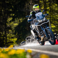 AMZS napredne tehnike vožnje in napredne tehnologije z video-analizo vožnje motorista - na motorju 2026