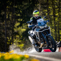 AMZS napredne tehnike vožnje in napredne tehnologije z video-analizo vožnje motorista - na motorju 2026