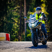 AMZS napredne tehnike vožnje in napredne tehnologije z video-analizo vožnje motorista - na motorju 2026