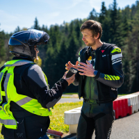 AMZS napredne tehnike vožnje in napredne tehnologije z video-analizo vožnje motorista - na motorju 2026