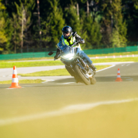 AMZS napredne tehnike vožnje in napredne tehnologije z video-analizo vožnje motorista - na motorju 2026