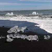 Ledene kose ledenika Vatnajökull požira toplejša voda Atlantika.