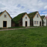 Mestece Glaumbær s čudovitimi primeri tradicionalnih islandskih kmetij, katerih posebnost so travnate strehe ter stene. Vreden ogleda je muzej z bogato dediščino islandskih kmetov.