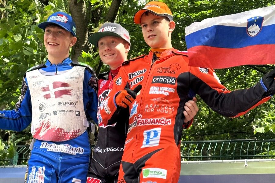 Sven Cerjak (desno) na zmagovalnem odru ob Villadsu Pedersenu in Maksymilianu Pawelczaku.