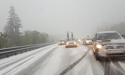Pozor, na cestah vladajo zimske razmere!