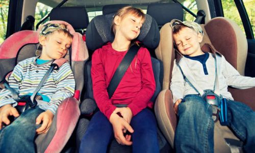 Petina otrok med vožnjo nepripetih