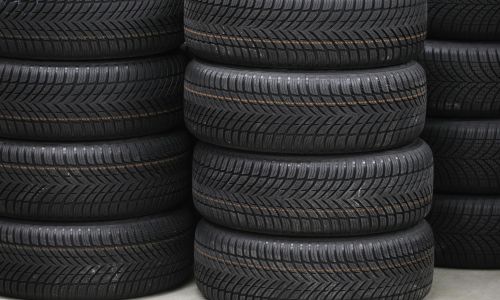 AMZS test obrabe pnevmatik: katere med vožnjo v okolju pustijo največ gumenih delcev?