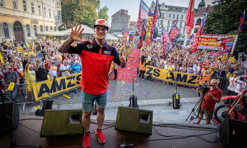 Več tisoč  navijačev pozdravilo petkratnega svetovnega prvaka Tima Gajserja