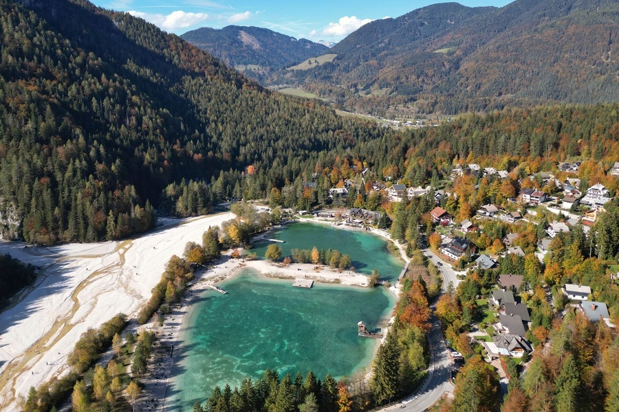 Jezero Jasna je ena najbolj priljubljenih turističnih točk v Kranjski Gori.