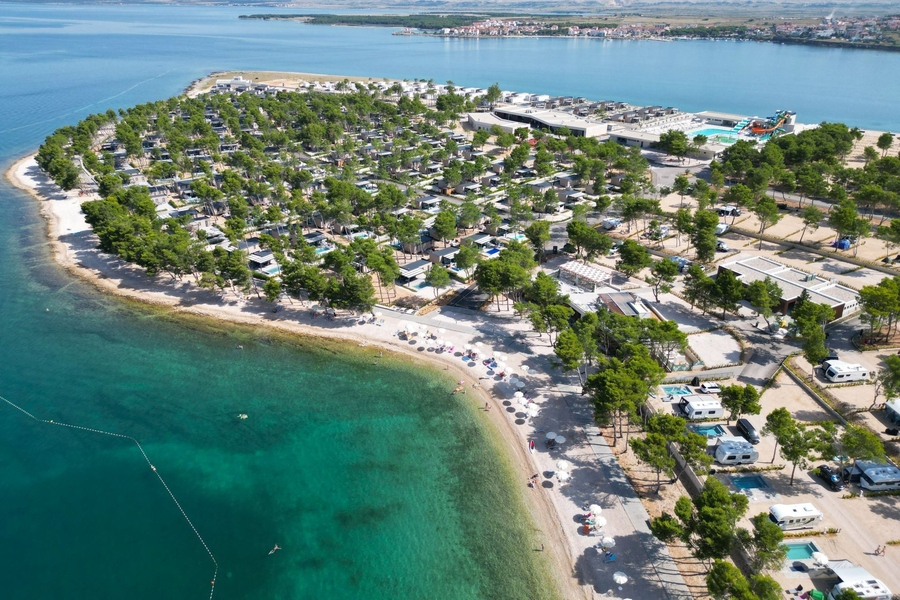 Pogled na kamp Aminess Style Avalona na otoku Pag, ki od 24. avgusta do 10. oktobra članom AMZS nudi posebno ceno kampiranja.