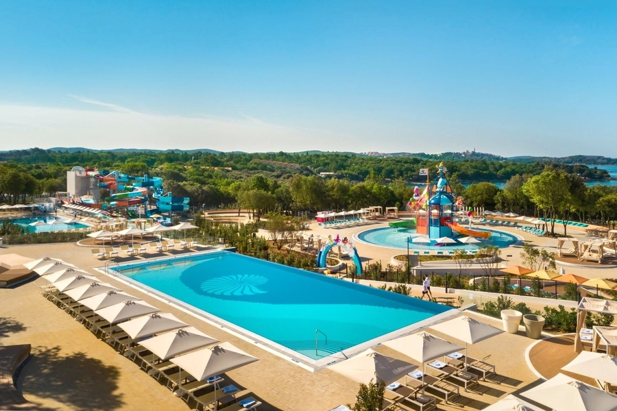Valamar ima v več kampih urejene bazene z ogrevano vodo, v kampu Valamar Istra v Funtani tudi z vodnimi igrali in velikimi tobogani.