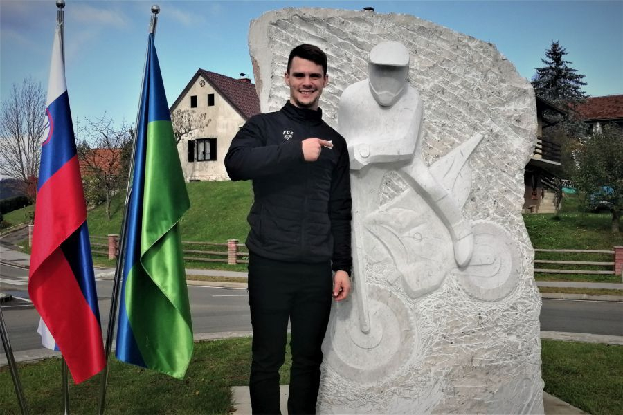 Tim Gajser pred skulpturo v krožišču v Pečkah.