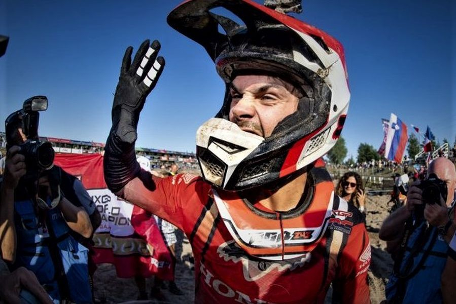 Tim Gajser v cilju druge vožnje na VN Finske, ko je postal svetovni prvak v motokrosu v razredu MXGP za leto 2022.