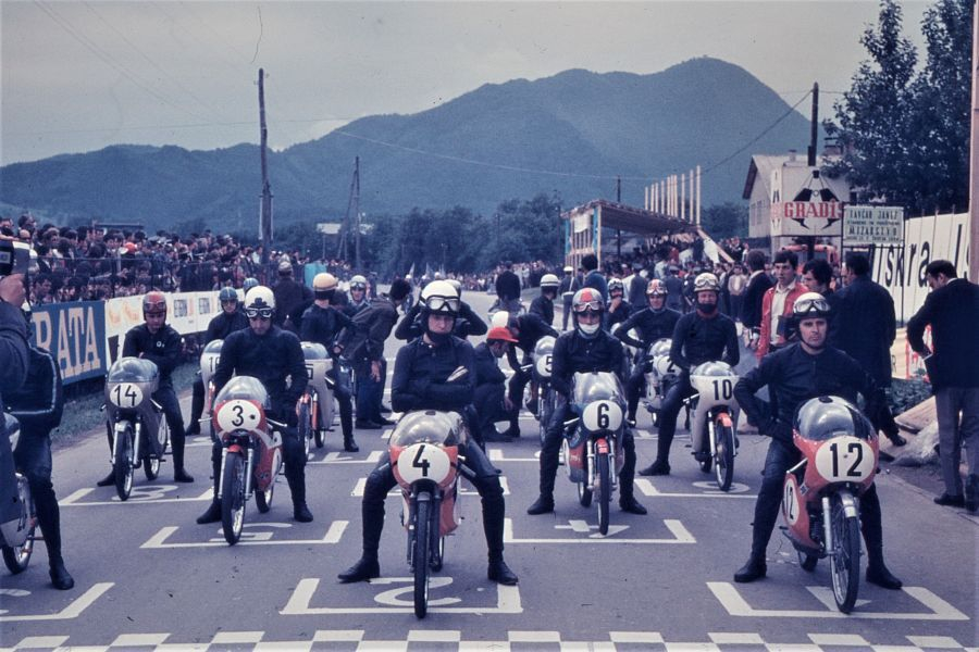 Fotografija z dirke v Škofji Loki leta 1971.