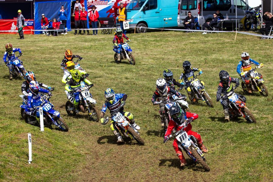 Na dirko evropskega prvenstva v motokrosu, ki bo na Prilipah, je skupno prijavljenih 15 slovenskih voznikov v dveh kategorijah.