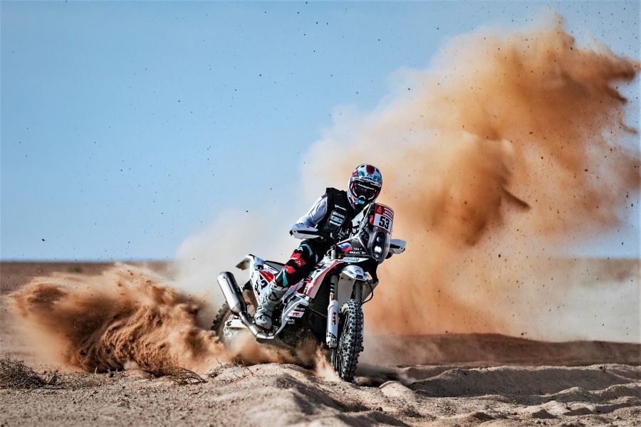 Toni Mulec med vožnjo v eni od etap 45. relija Dakar. (Foto/Rally Zone)