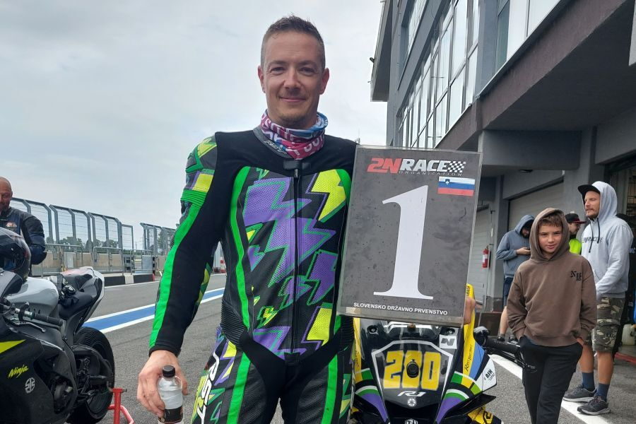Boris Kogovšek (280) si je že dirko pred koncem sezone privozil naslov državnega prvaka v cestno hitrostnem motociklizmu v razredu superbike.