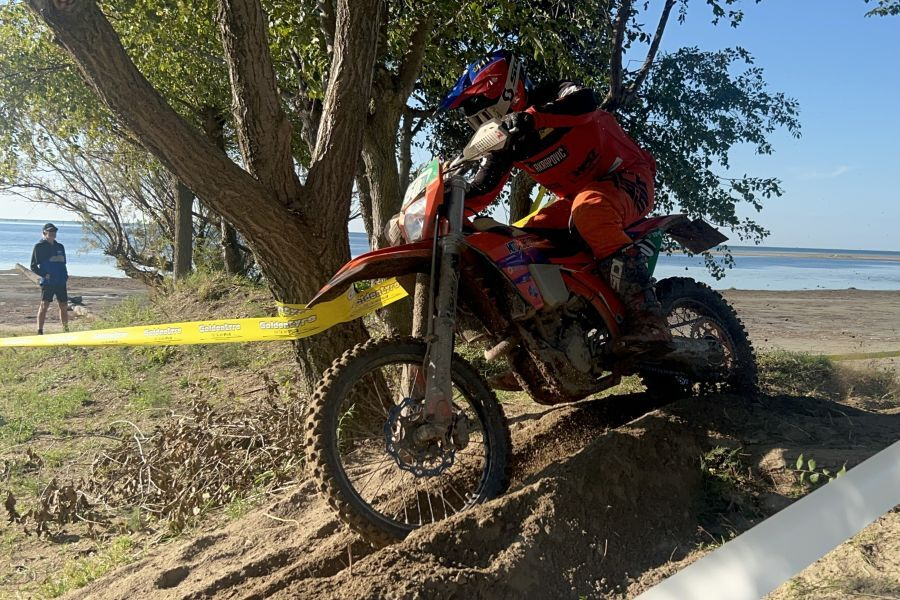 Gal Hauptman (150) je v finišu sezone v Gradežu izvrstno odpeljal enduro preizkušnjo ter je v skupnem seštevku razreda J1 osvojil končno odlično 3. mesto.