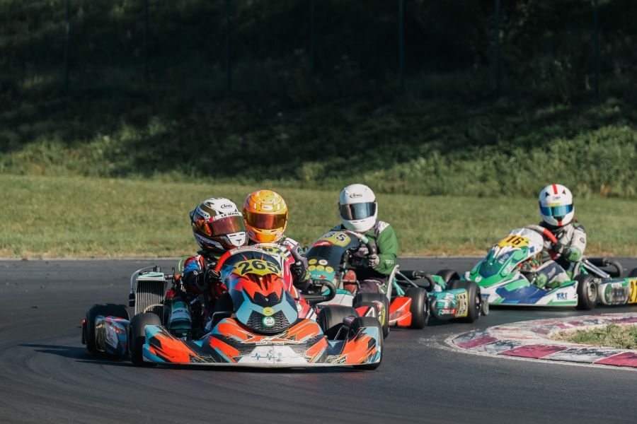 V Slovenji vasi je bilo moč videti vrsto napetih in zanimivih voženj.