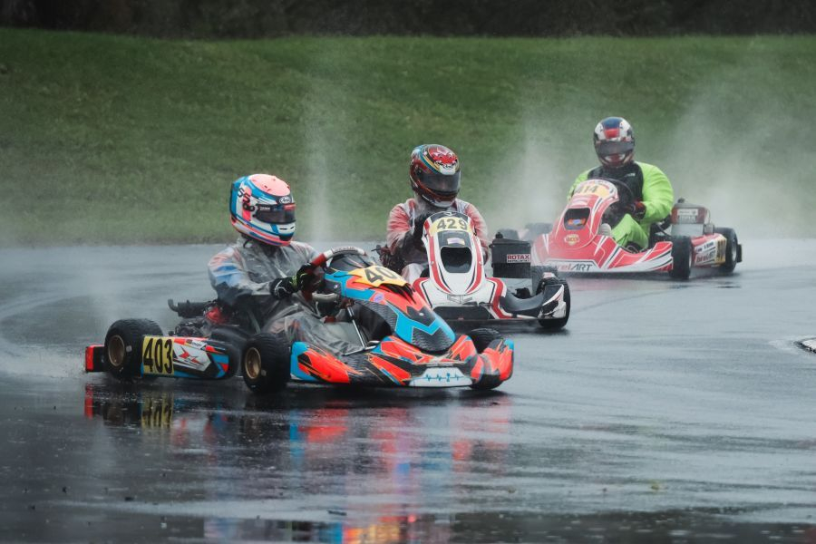 Karting boji za točke državnega prvenstva se bodo marca začeli v Jesolu v Italiji. Dimitrij Mlakar (429) in Matic Kolmanič (414) med lansko deževno preizkušnjo v Novem Marofu na Hrvaškem, kjer se je sklenilo državno prvenstvo v kartingu v letu 2025.